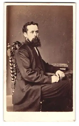 Fotografie Henry Goodfellow, Clevedon, Herr im Anzug mit Bart