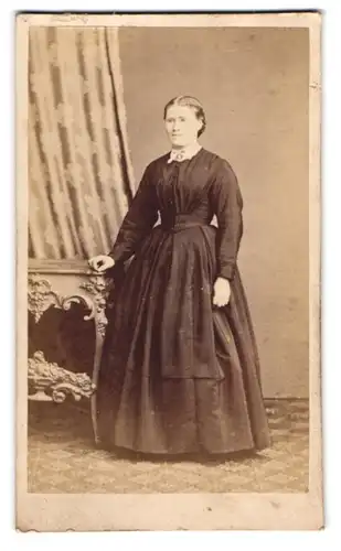 Fotografie S. Mauer, Coburg, junge Dame im dunklen Kleid mit Brosche