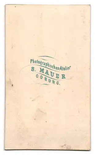 Fotografie S. Mauer, Coburg, junge Dame im dunklen Kleid mit Brosche