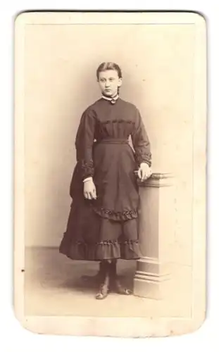 Fotografie Maler Buchner, Stuttgart, junges Mädchen im dunklen Kleid mit Brosche