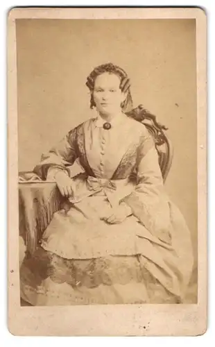 Fotografie H. Nebbien, Oldenburg, Frau Lamping im hellen Kleid mit Locken