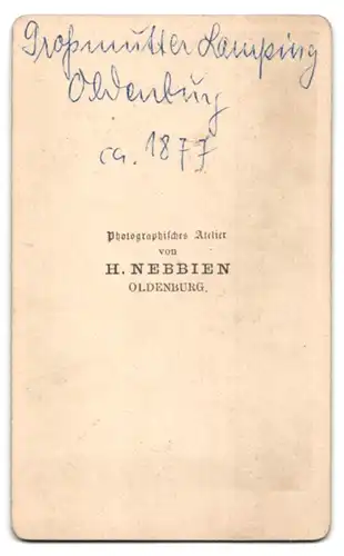 Fotografie H. Nebbien, Oldenburg, Frau Lamping im hellen Kleid mit Locken