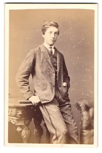 Fotografie W. & A. H. Fry, Brighton, junger englischer Knabe im Tweed Anzug