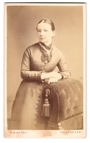 Fotografie R. Dighton, Cheltenham, Dame im Kleid mit Halkette