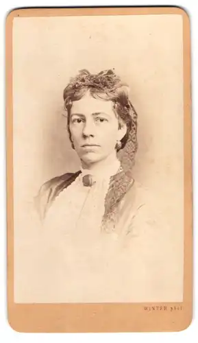 Fotografie M. L. Winter, Prag, tschechische Dame im hellen Kleid mit Kopfschmuck