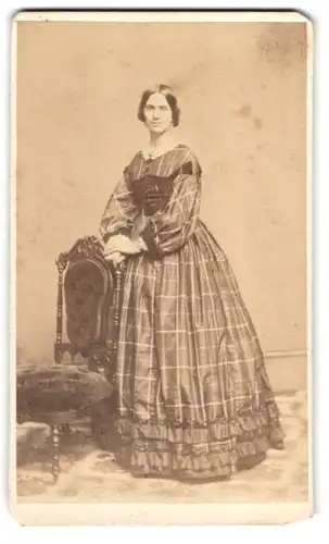 Fotografie K. W. Beniczky, New York, amerikanische Frau im karierten Kleid
