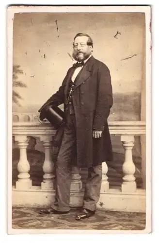 Fotografie C. T. Newcombe, London, englischer Gentleman im Anzug mit Backenbart und Zylinder