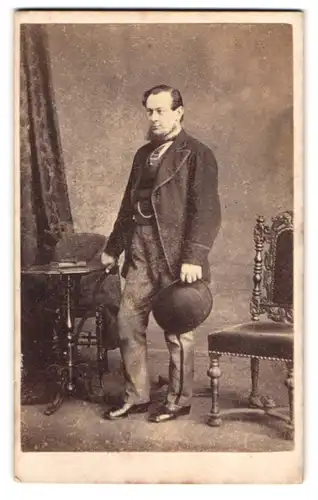 Fotografie W. Thomson, Croydon, Herr im Anzug mit Melone und Kinnbart