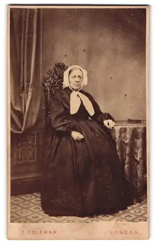 Fotografie T. Coleman, London, ältere Dame im dunklen Kleid mit heller Haube