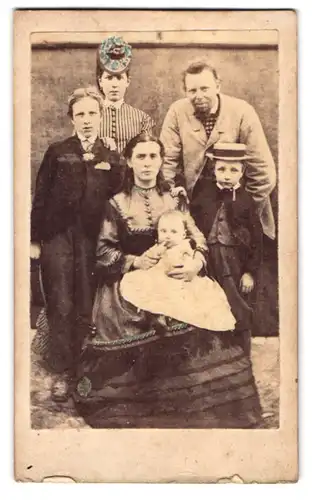 Fotografie unbekannter Fotograf und Ort, Familienporträt mit vier Kindern