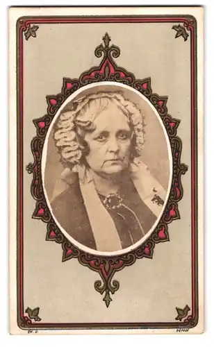 Fotografie unbekannter Fotograf und Ort, ältere Dame im Kleid mit Brosche und Haube, im Passepartout