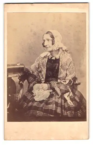 Fotografie unbekannter Fotograf und Ort, ältere Dame im gemusterten Kleid mit Haube und Locken