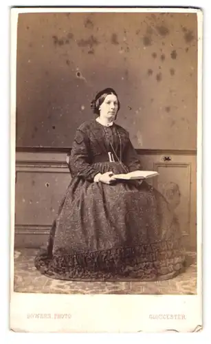 Fotografie Bowers, Gloucester, englische Frau im dunklen Kleid mit aufgeschlagenem Buch