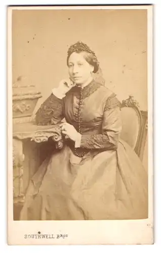 Fotografie Southwell Bros., London, junge englisch Dame im dunklen Kleid mit Spitze und Kopfschmuck