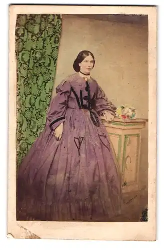 Fotografie Fotogaf und Ort unbekannt, junge Dame im Biedermeierkleid, Handkoloriert