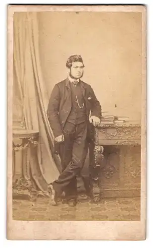 Fotografie J. Mann, Norwich, junger Engländer im Anzug mit Shin Strap Bart