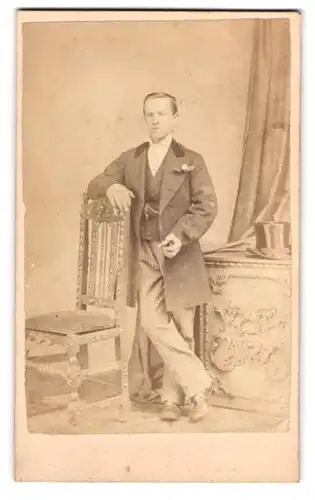 Fotografie H. Rock, Sheffield, junger Mann im Anzug mit Ansteckblume und gestreifter Hose