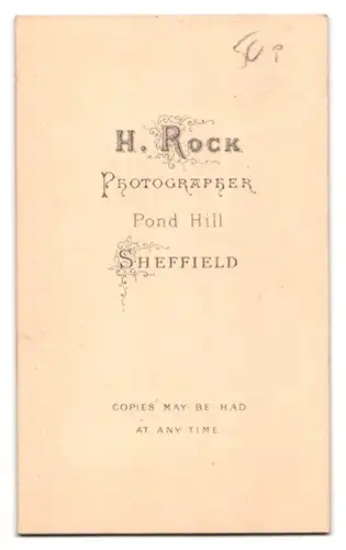 Fotografie H. Rock, Sheffield, junger Mann im Anzug mit Ansteckblume und gestreifter Hose