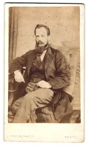 Fotografie J. Fisher, Bristol, englischer Herr im Anzug mit Bart