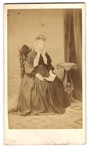 Fotografie Symonds, Portsmouth, ältere Dame im dunklen Kleid mit Haube