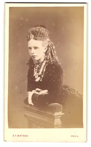 Fotografie E. T. Watson, Hull, Albion Street, hübsche junge Frau im schwarzen Samtkleid mit Locken
