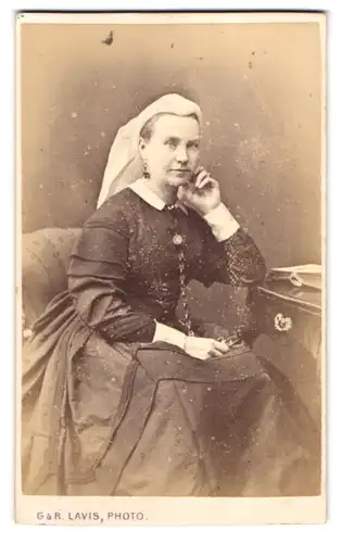 Fotografie G. & R. Lavis, London, Dame im dunklen Kleid mit Kopftuch
