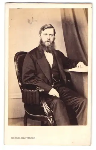 Fotografie Mayer Brothers, London, englischer Herr im Anzug mit struppigem Bart