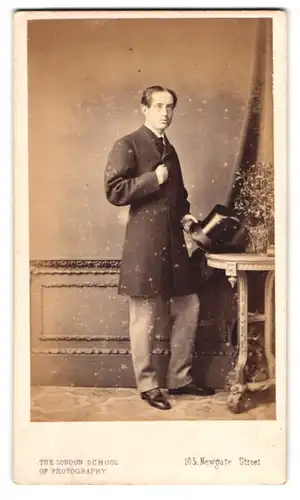 Fotografie London School of Photog., London, junger Gentleman im Anzug mit glänzendem Zylinder