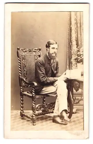 Fotografie W. Jeffrey, London, englischer Herr im Anzug mit Vollbart blättert in einem Buch