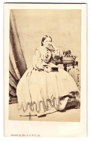 Fotografie London Stereoscopic and Photog. Co., London, junge englische Dame im hellen Kleid