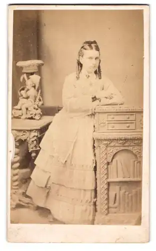 Fotografie W. W. Oke, Bodmin, junge englische Dame im hellen Kleid mit Korkenzieherlocken