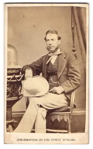 Fotografie John Hendersson, Stirling, schottischer Herr im Anzug mit heller Melone und Shin Strap Bart