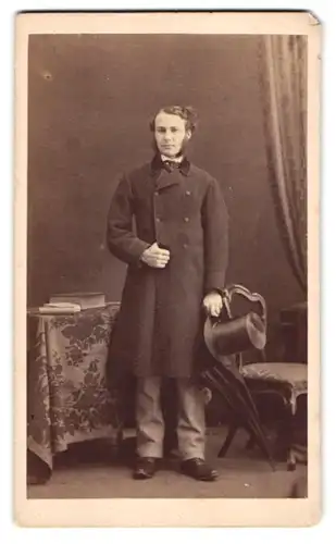 Fotografie William Cobb, Ipswich, junger Gentleman im Mantel mit Zylinder und Backenbart