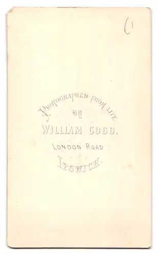Fotografie William Cobb, Ipswich, junger Gentleman im Mantel mit Zylinder und Backenbart