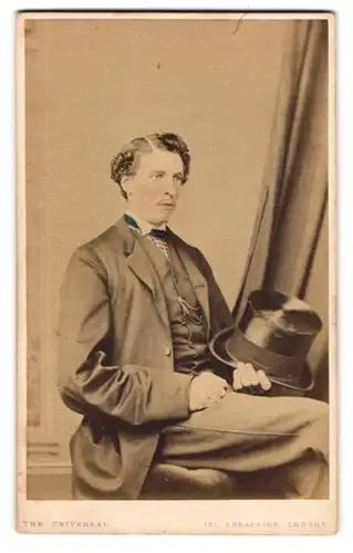 Fotografie Universal Photog. Co., London, englischer Herr im Anzug mit Zylinder, Fliege und Gesicht getönt