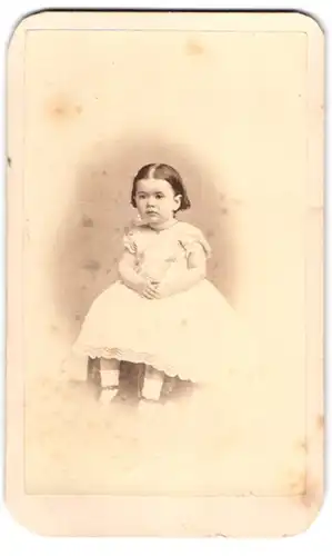 Fotografie E. M. Douglass, Brooklyn / NY, niedliches amerikanisches Mädchen im hellen Kleid