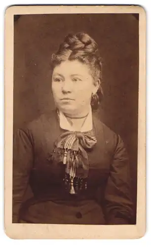 Fotografie H. W. D. König, Leer, junge Dame im dunklen Kleid mit hochgesteckten Haaren