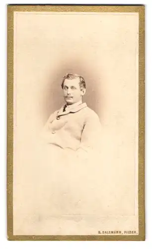 Fotografie B. Salzmann, Pilsen, Herr im hellen Anzug mit Mustache