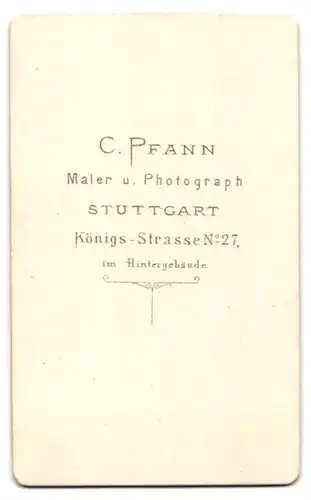 Fotografie C. Pfann, Stuttgart, Herr im Anzug mit fransigem Vollbart und Zwickerbrille