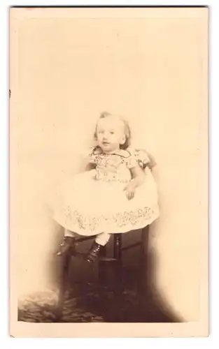 Fotografie E. M. Douglass, Brooklyn / NY, niedliches kleines amerikanisches Mädchen im Kleid auf einem Hocker