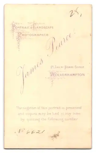 Fotografie James Pearce, Wolverhampton, englischer Herr im Anzug mit Fliege