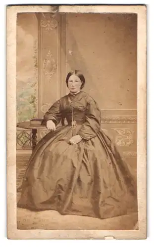 Fotografie Mumby, London, junge Dame im weiten Kleid, teils koloriert