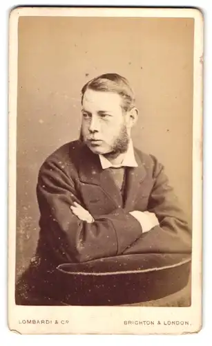 Fotografie Lombardi & Co., Brighton, englischer Herr im Anzug mit Backenbart