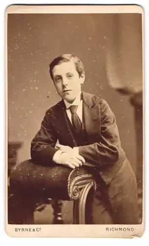 Fotografie Byrne & Co., Richmond, junger englischer Knabe im Anzug mit Schlips