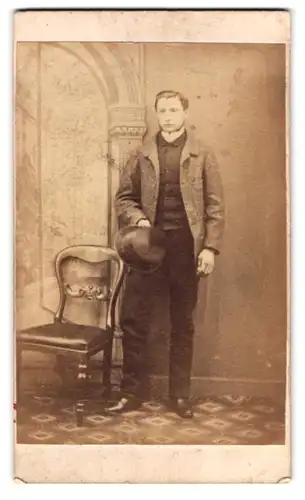 Fotografie unbekannter Fotograf und Ort, junger Mann im Anzug mit Tweed Jacket und Zylinder