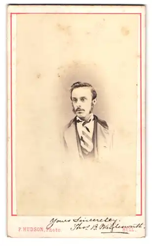 Fotografie P. Hudson, Hull, junger Herr Tho. B. Wiglesworth im Anzug mit gestreifter Krawatte