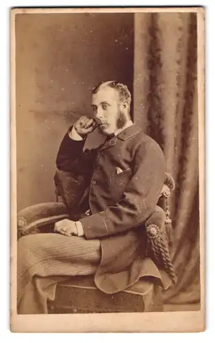 Fotografie P. Carlton, Horncastle, englischer Herr im Anzug mit gestreifter Hose und Koteletten