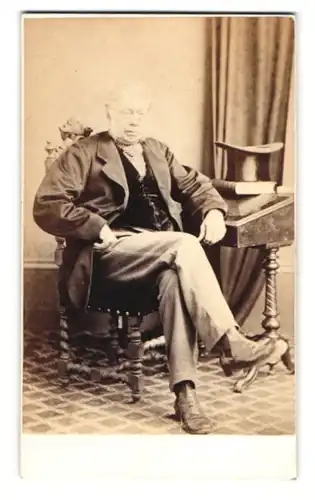 Fotografie J. Long, Berkeley, älter Herr im Anzug mit Zylinder auf dem Tisch