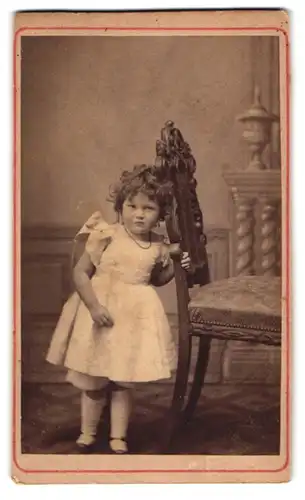 Fotografie unbekannter Fotograf und Ort, junges Mädchen Charlotte im weissen Kleid mit Locken