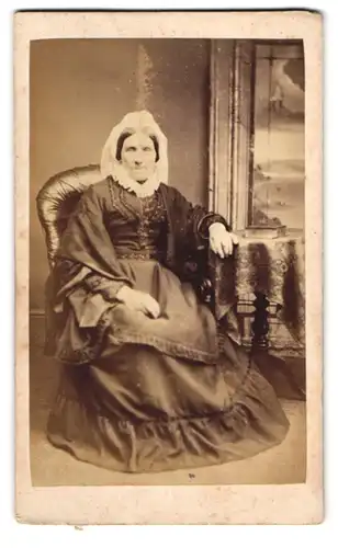 Fotografie J. Miers, Scarborough, ältere Dame im dunklen Kleid mit Haube